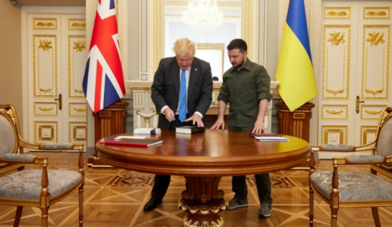 Vizita në Kiev, kjo është dhurata që Johnson i bëri Zelenskyt