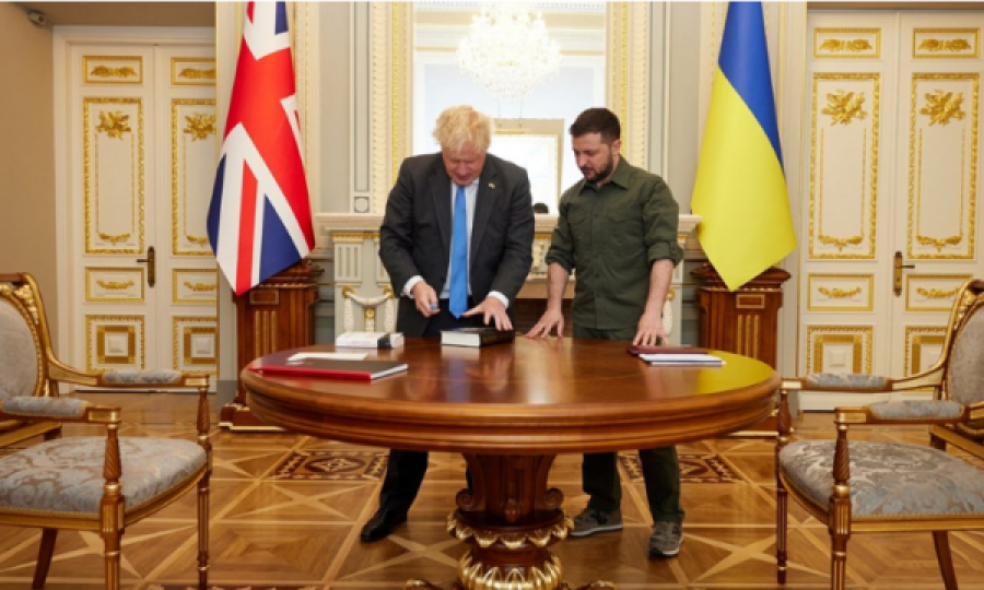 Vizita në Kiev, kjo është dhurata që Johnson i bëri Zelenskyt