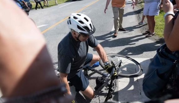 Joe Biden rrëzohet nga biçikleta