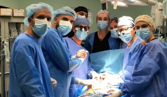 Në QKUK kryhet një operacion i ndërlikuar, i shpetohet jeta të riut kosovar