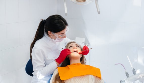 A duhet ta anashkaloni dentistin kur jeni shtatzënë? Ja cilat trajtime janë të ndaluara