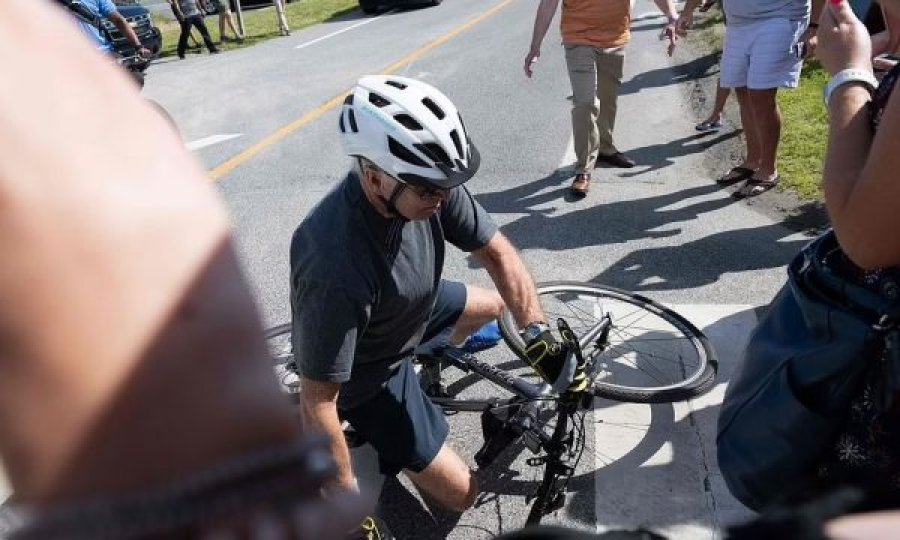 Joe Biden rrëzohet nga biçikleta