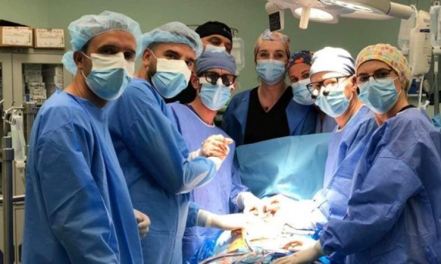 Në QKUK kryhet një operacion i ndërlikuar, i shpetohet jeta të riut kosovar