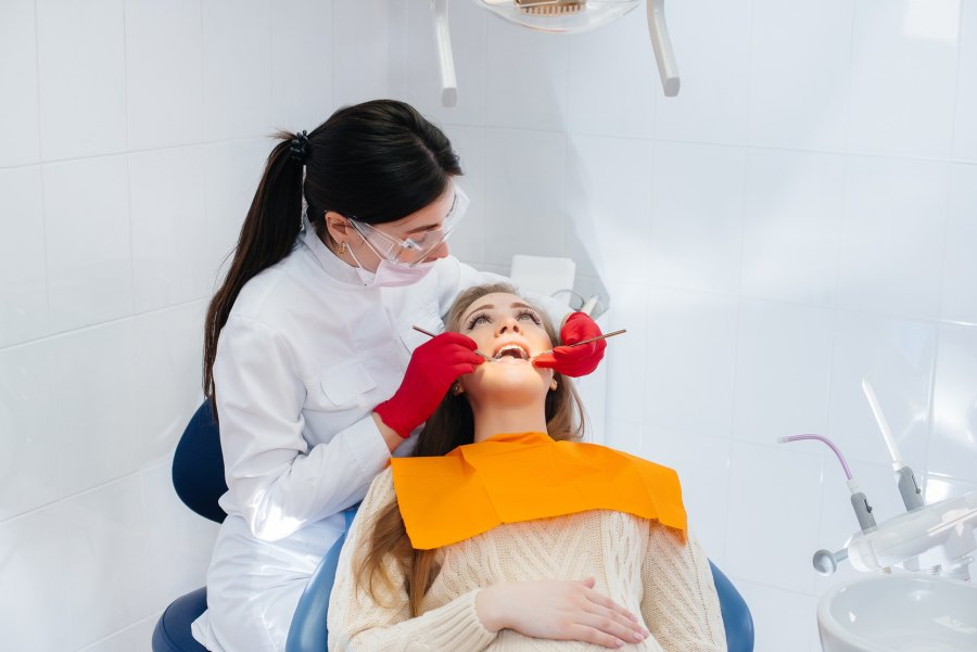 A duhet ta anashkaloni dentistin kur jeni shtatzënë? Ja cilat trajtime janë të ndaluara