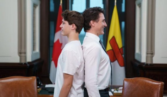 Kryeministri i Kanadasë krenohet që është më i gjatë sesa djali i tij