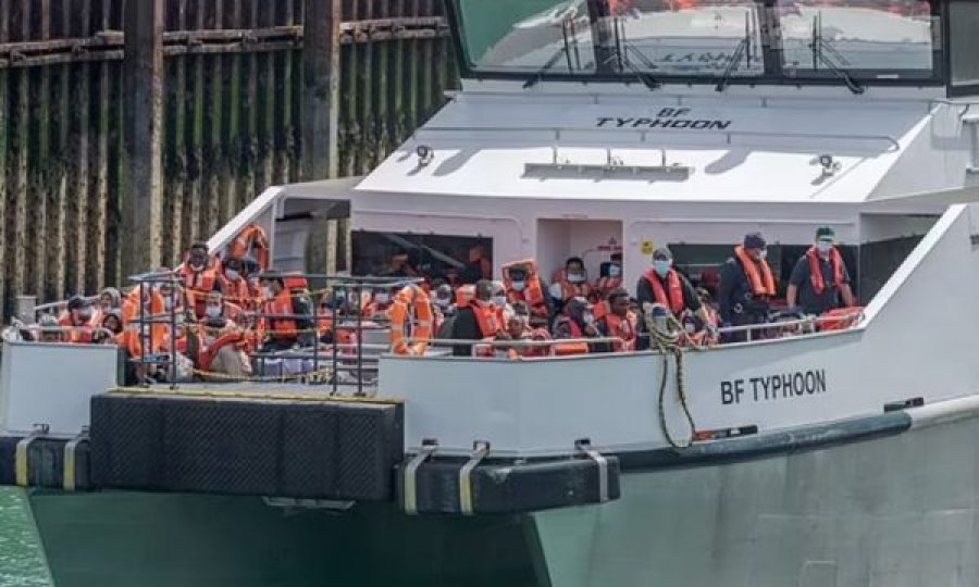 Nëna shqiptare i lutet Boris Johnson: Mos ma dërgo djalin në Ruanda