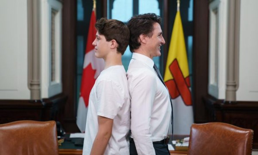 Kryeministri i Kanadasë krenohet që është më i gjatë sesa djali i tij