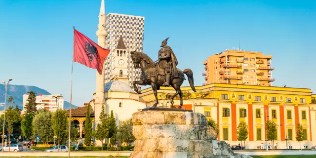 Pa  “finesë e filozofi”, ja cili është sot problemi politik në Shqipëri