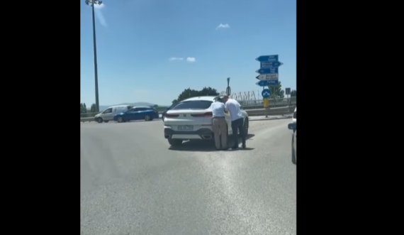 Edhe kjo ndodh: Super vetura mbetet pa benzinë te rrethi në Prishtinë