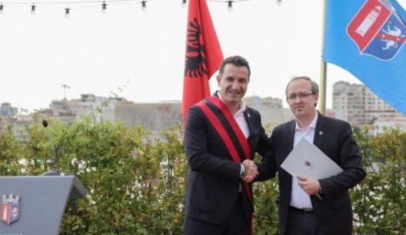 Avdullah Hoti merr nënshtetësinë e Shqipërisë