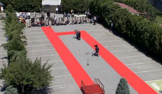 Gjithçka gati, Kurti me ministra po pret, Rama me të tijët s’ka mbërritur ende