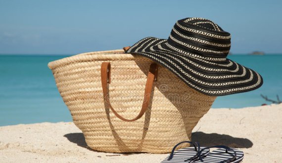 10 gjërat thelbësore që nuk duhet të mungojnë në çantën e plazhit