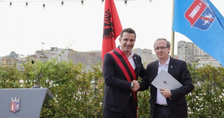 Avdullah Hoti merr nënshtetësinë e Shqipërisë