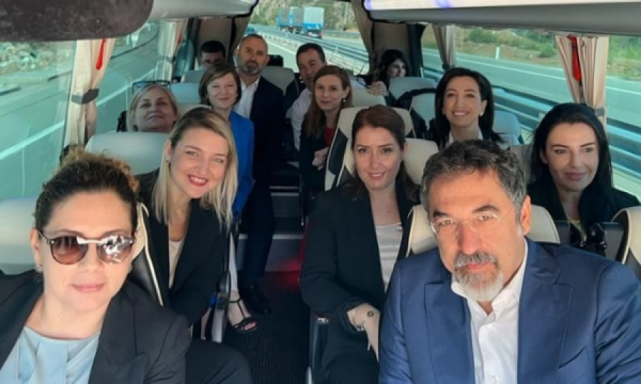 Ministrat shqiptarë nisen me autobus drejt Prishtinës