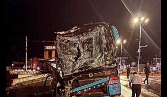 Autobusi i aksidentuar në Gjilan ka këputur telat e rrymës, ka persona të lënduar