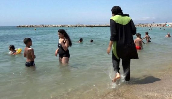 Franca ua ndalon grave muslimane veshjet për larje me burkini për arsye fetare