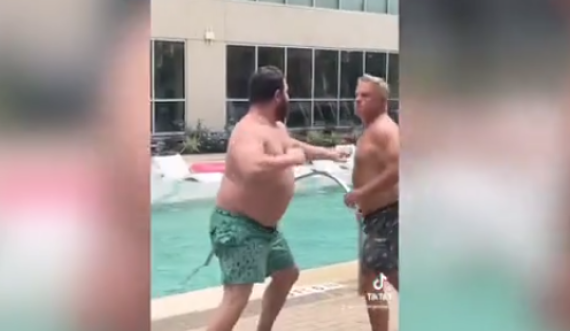 Dy burra rrihen për shezllon