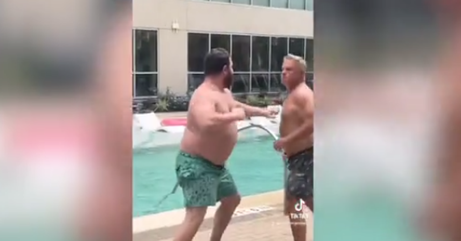 Dy burra rrihen për shezllon