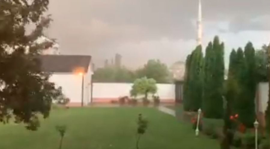 Stuhia me erë e shi në Prishtinë shkakton dëme