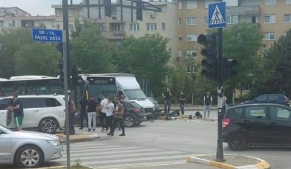 Aksident mes autobusit dhe dy veturave te Fakulteti Teknik, lëndohen gjashtë persona