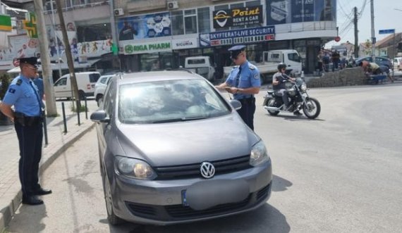 Qytetari nuk i bindet policit në rrugën Prishtinë-Mitrovicë, me veturë e tërheq për krahu