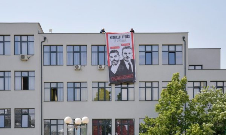 “Plagjiatorë”, Bujar Dugollit e Ardian Kastratit u ekspozohet posteri në ballë të Filozofikut