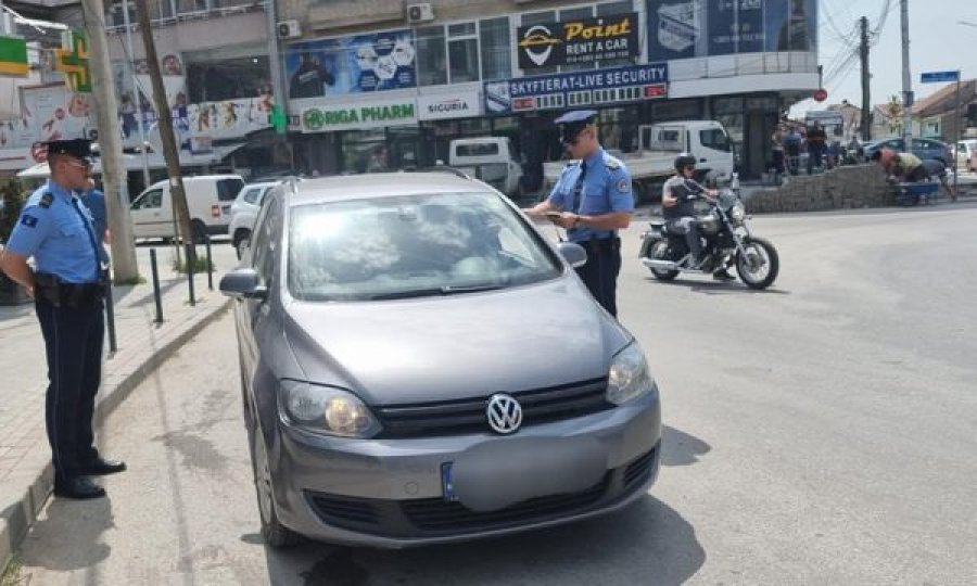 Policia në Ferizaj ‘fshehtazi’ identifikon shoferët që përdorin telefonin gjatë vozitjes dhe i gjobit