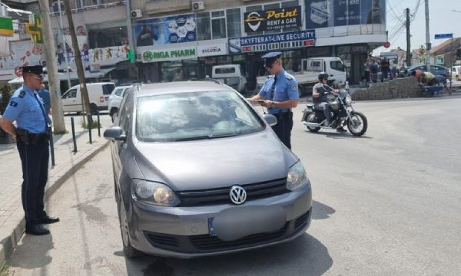 Qytetari nuk i bindet policit në rrugën Prishtinë-Mitrovicë, me veturë e tërheq për krahu