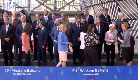 Reagimi i çuditshëm i Vuçiqit kur presidentja Osmani rreshtohet për fotografi 