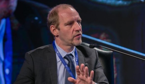 Profesori nga Luksemburgu u reagon shefave të BE’së që nuk bënë asgjë për Ballkanin e Kosovën