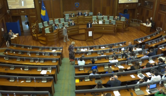 Opozita lëshon sallën pasi s’kaloi projektligji për Trustin