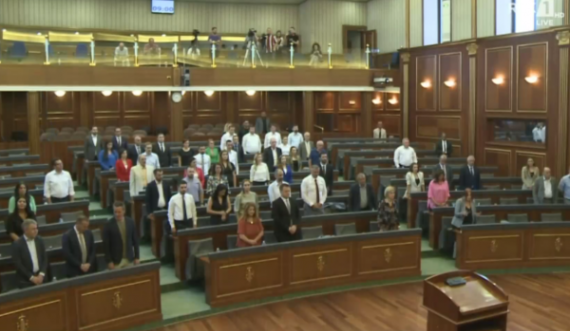 Kuvendi mban një minutë heshtje në nderim të Xhevdet Bajrajt dhe Vjosa Berishës