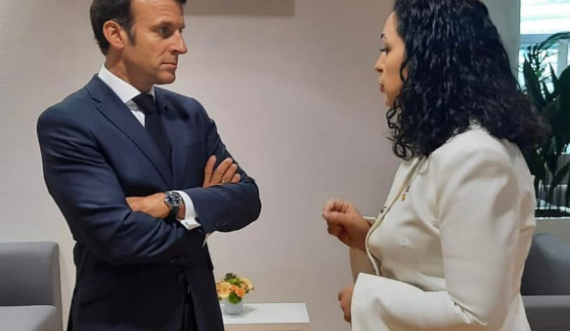 Presidentja Osmani publikon foto me Macronin para nisjes së samitit