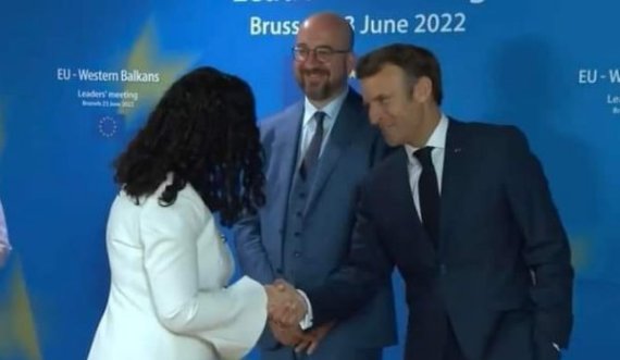 Macron i flet me dorë në xhep Presidentes Osmani