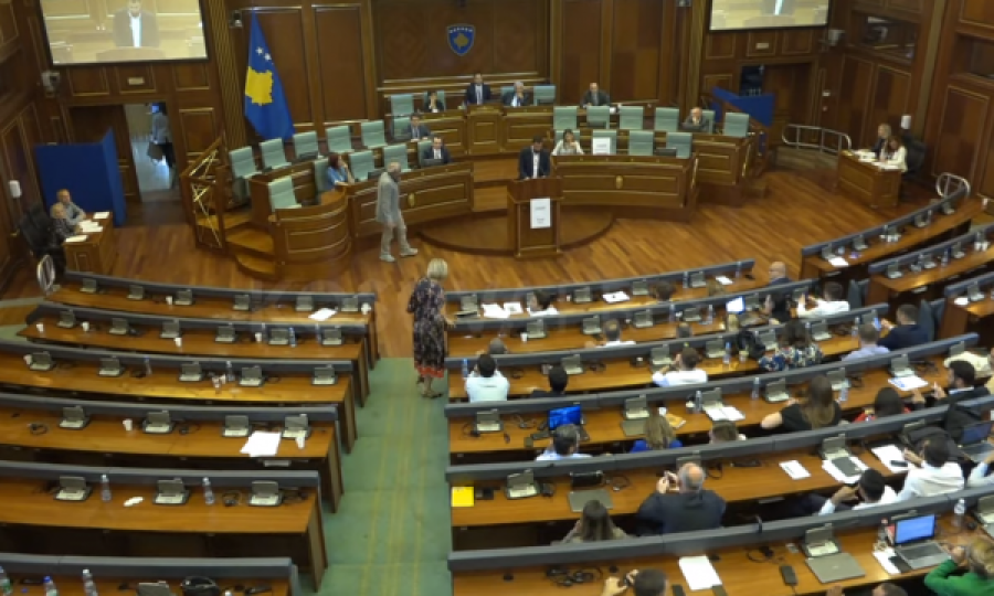 Opozita lëshon sallën pasi s’kaloi projektligji për Trustin