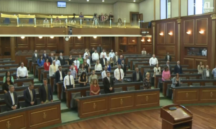 Kuvendi mban një minutë heshtje në nderim të Xhevdet Bajrajt dhe Vjosa Berishës