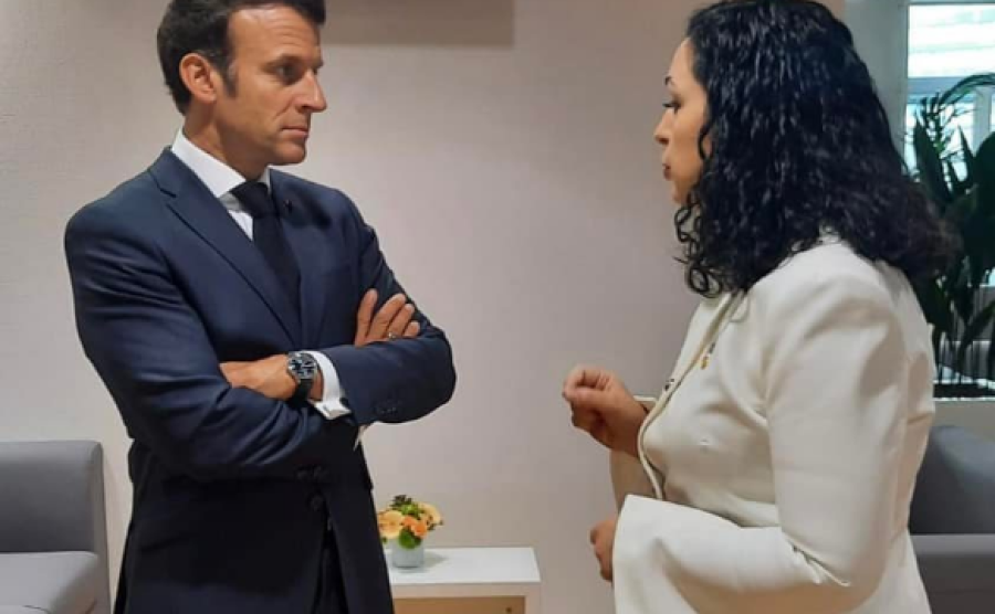 Presidentja Osmani publikon foto me Macronin para nisjes së samitit