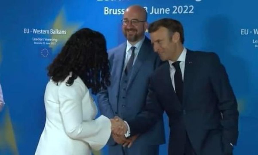 Macron i flet me dorë në xhep Presidentes Osmani