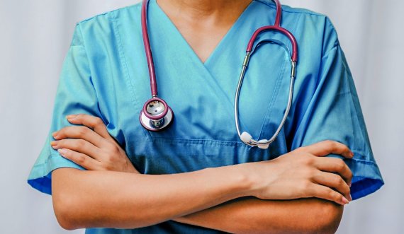 Rritet numri i infermierëve që braktisën Kosovën