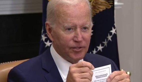 “Përshëndet, ulu, largohu…”, Joe Biden tregon pa dashje letrën me udhëzimet e sakta se çfarë duhet të bëjë