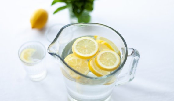 Arsyet pse nuk duhet të pini ujë me limon çdo ditë!