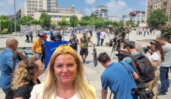 Europakënaqësi në Prishtinë, një grup qytetarësh mblidhen te Zyra e BE’së