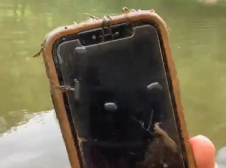 Gjen një iPhone në lumë, ia kthen pronarit dhe befasohet nga ajo që zbulon