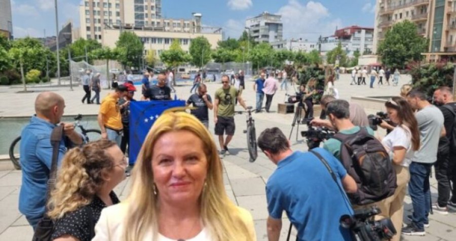 Europakënaqësi në Prishtinë, një grup qytetarësh mblidhen te Zyra e BE’së