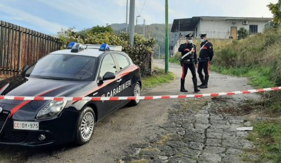 ITALI/ Kërcënoi pronarin e dyqanit me thikë dhe i theu xhamat, shqiptari gjendet i vdekur në makinë
