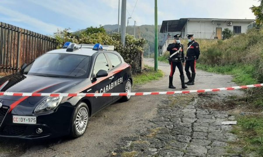 ITALI/ Kërcënoi pronarin e dyqanit me thikë dhe i theu xhamat, shqiptari gjendet i vdekur në makinë