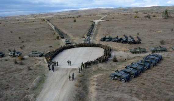 Kadetët e FSK-së në stërvitje me ushtarët e NATO-s