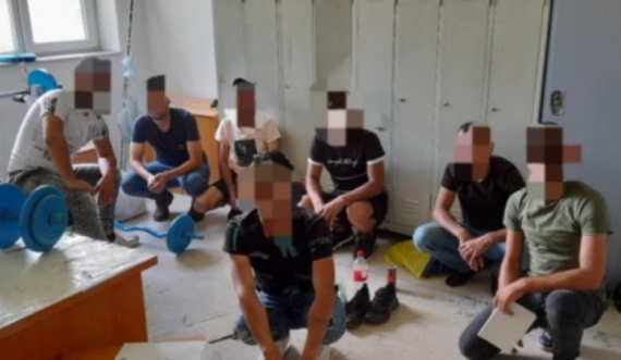 Policia i kap në një veturë shtatë migrantë ilegalë në Prizren