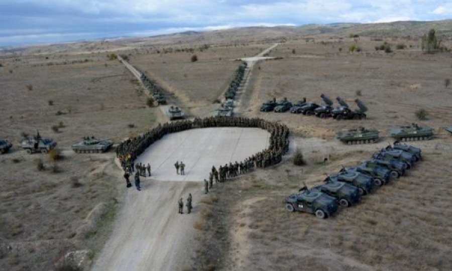 Kadetët e FSK-së në stërvitje me ushtarët e NATO-s