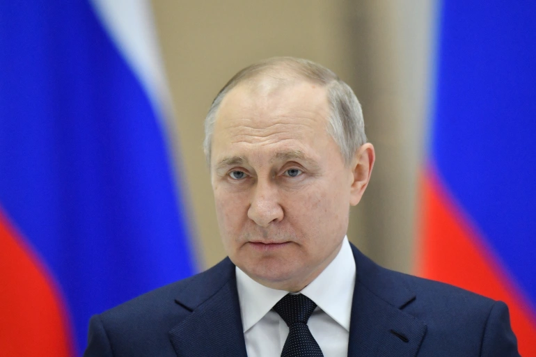 Oligarku rus kritikon ashpër Putinin